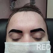 Окрашивание бровей краской демонстрирует чёткую, но мягкую форму, равномерный оттенок волосков и лёгкий теневой эффект на коже, создавая ухоженный вид. Стойкое окрашивание (до 2–3 недель на волосках), визуально увеличивает густоту и корректирует форму.