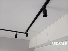 Трековое освещение.
Использовались высококачественные материалы, такие как экологичные натяжные ткани. Работа включала в себя замеры, монтаж и настройку освещения.