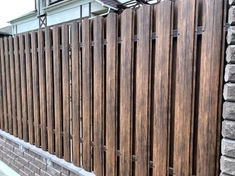 Забор из металлического штакетника, вертикальная установка