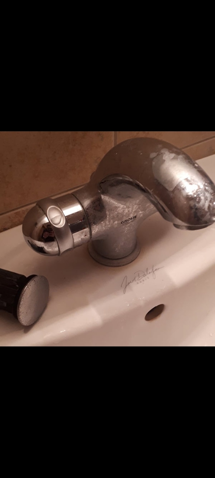 Поддерживающая уборка квартиры с акцентом на чистку смесителя в ванной. Фото ДО.