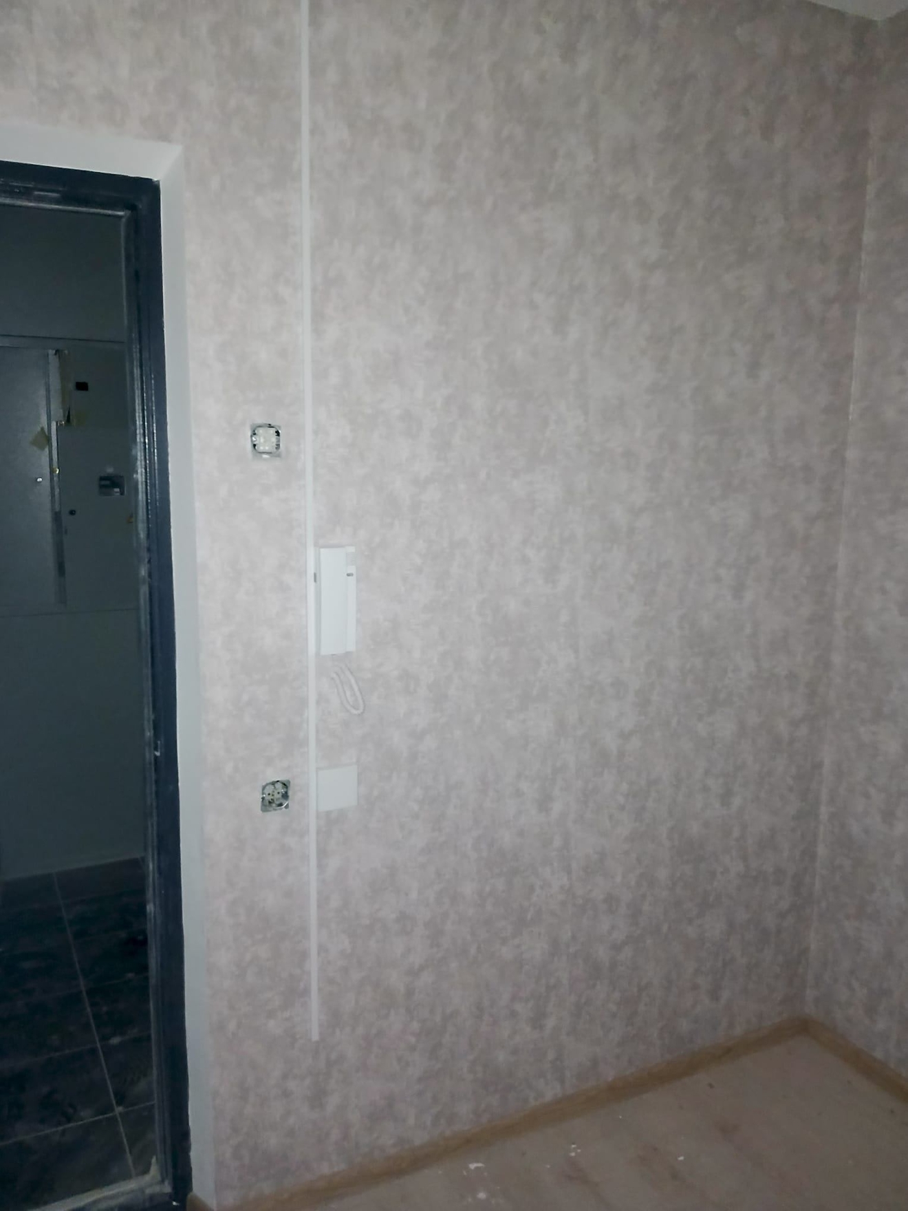 Поклейка виниловых обоев без швов на подготовленные стены, с идеальным стыком и аккуратной отделкой.