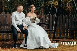 Одна из серии ярких свадебных фотографий.