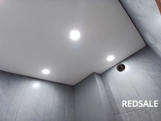 Теневой профиль. Процесс включал в себя подготовку поверхности, установку профиля и натяжение пленки, обеспечивая профессиональный результат.