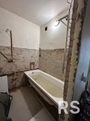 Демонтаж старой плитки и укладка керамогранита 60×60 в ванной.
Работы включали демонтаж плитки, подготовку основания, укладку.
Результат: ровные стены, готовые под установку ванны.