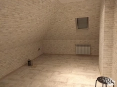 Поклейка флизелиновых обоев в кирпичик