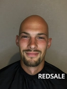 На данном фото, клиент, который обратился за бритьём головы и моделированием бороды и усов