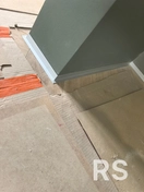 Для установки микроплинтуса (щелевого профиля) не требуется сверление стен или клей; монтаж осуществляется после чистовой отделки. Необходимы сами алюминиевые профили, специальные пружины распорки, для нарезки под 45/90 градусов.