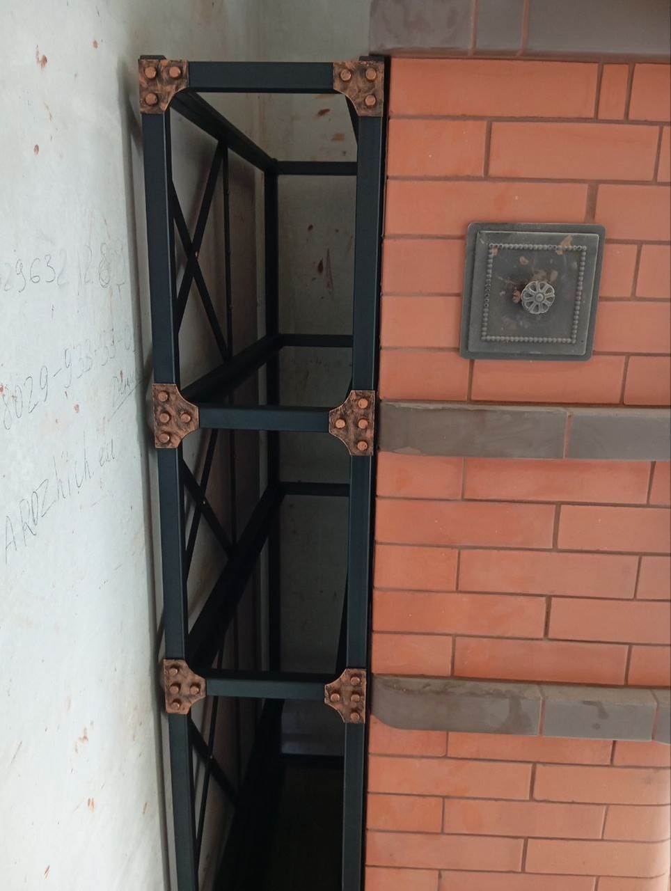 Дровница в стиле лофт с заклепками и накладными пластинами. Подойдет под любой интерьер, возможна любая форма.