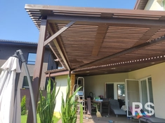 Монтаж крыши навеса из реек, создающей мягкую полутень для комфортного отдыха.