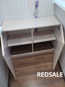 На фото представлена сборка нижнего шкафчика на балконе. Сначала был собран корпус шкафчика, затем установлены дверцы с петлями и ручками.