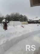 Изготовил деревянные качели, садовые стулья и декоративные элементы для сада, используя древесину и надёжные крепления.