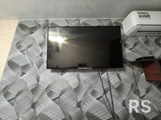 Для установки телевизора на стену необходим кронштейн, подобранный по весу и стандарту VESA, перфоратор/дрель (для бетона или гипсокартона), строительный уровень, рулетка, карандаш, отвертка (или шуруповерт), дюбели с болтами.