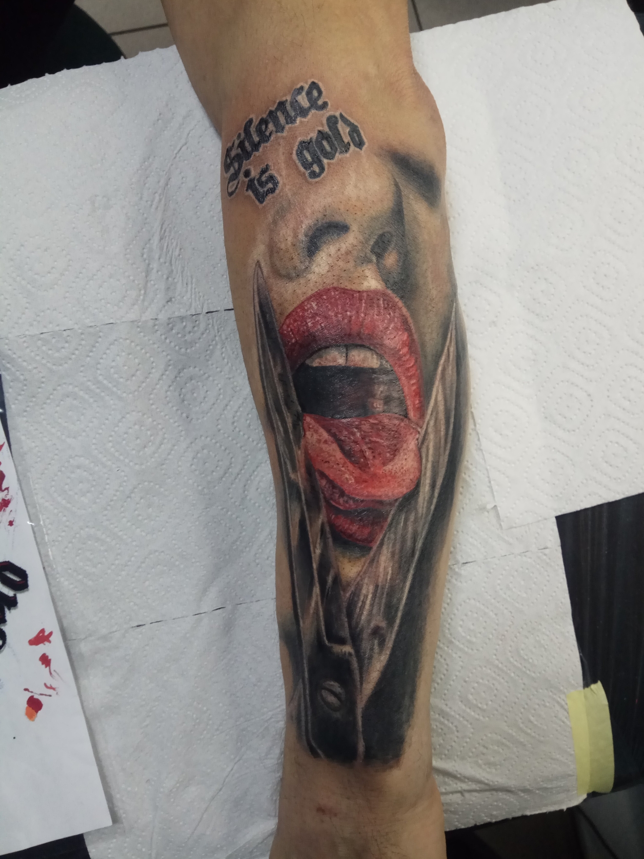 Работа в технике цветной реализм. Молчание золото.