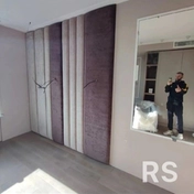 Монтаж мягких стеновых панелей выполнен с предварительной разметкой всех электроточек. В панелях аккуратно вырезаны отверстия под розетки и выключатели с идеальным совпадением по уровню. Все срезы обработаны, панели закреплены скрытым способом.