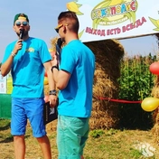 Ведущие на мероприятии парка развлечений