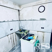 Выполнил укладку керамогранита на кухонный фартук. Плитка 120×60 см, аккуратная подрезка, высверливание отверстий под розетки.
