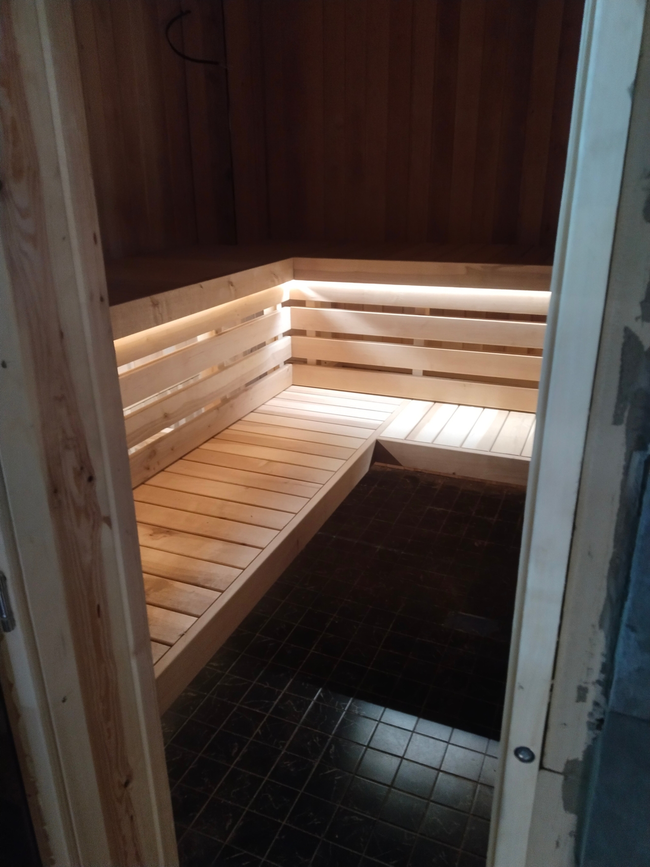 Отделка бани под ключ. По вашим и нашим проектам.
Использована натуральная вагонка для стен и полок, устойчивая к влаге и высоким температурам. Монтаж выполнен с применением скрытого крепежа, обеспечена вентиляция для долговечности и комфорта.