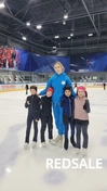 На фото дети с которыми я занимаюсь. Учу уверенно стоять на коньках и выполнять элементы фигурного катания.