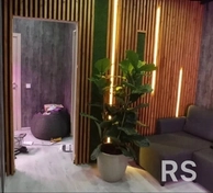 Для декора интерьера смонтировал имитацию рейки баффель с интегрированной подсветкой. В пазы между рейками аккуратно проложил LED-ленту для мягкой атмосферной подсветки. Монтаж выполнил скрыто, провода выведены незаметно.