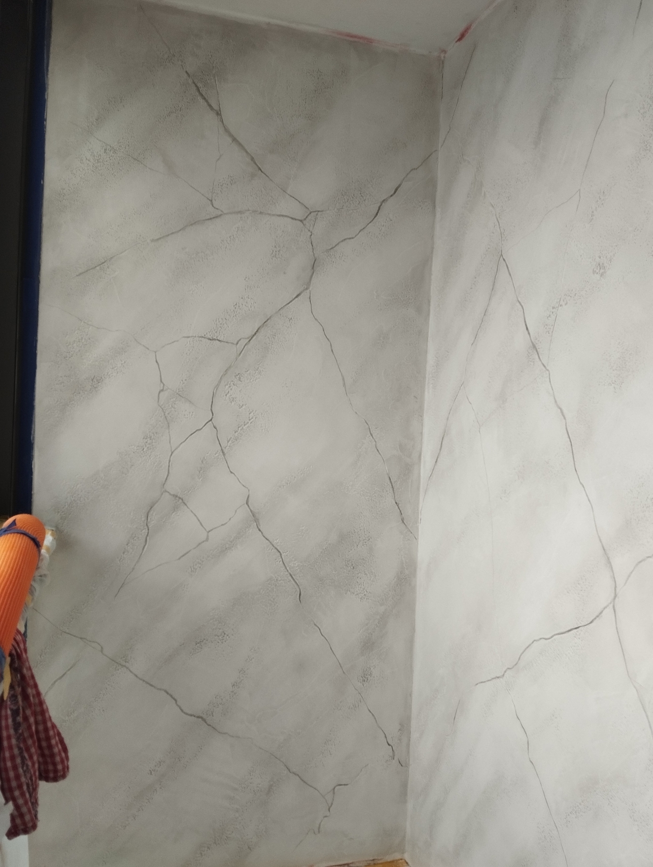 Нанесение травертин с прописью, изготовлено из декоративной штукатурки.