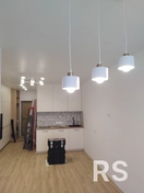 Установка натяжного потолка (на обычном профиле) с полотном белого матового цвета, стандартными светильниками и люстрами.