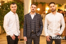 На снимке запечатлены моменты дружеской обстановки на корпоративе. Использовалась натуральная подсветка и профессиональное фотооборудование. Каждая фотография передаёт атмосферу события и эмоции участников.