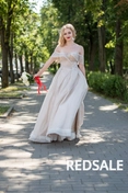 На этой свадебной фотографии невеста излучает невероятную радость и красоту. Для создания этой работы использовались:
Профессиональная камера.
Объектив с большой апертурой.
Естественное освещение, придающее теплоту кадру.