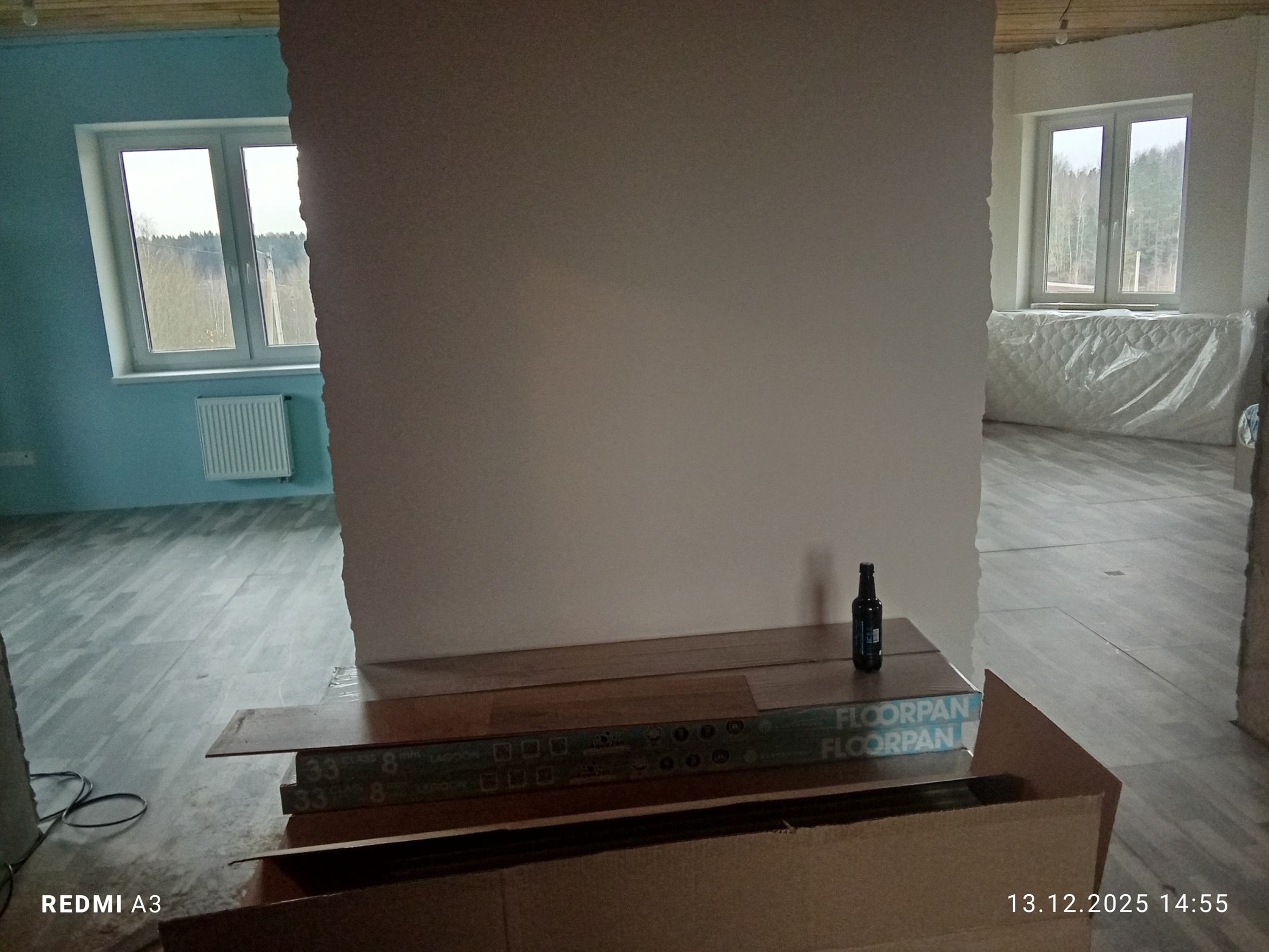 Только заехал на объект, до укладки ламината.