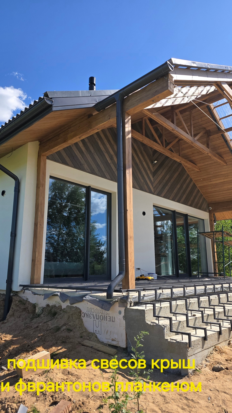 На фото — монтаж террасной доски на прочный каркас с соблюдением уклонов для стока воды. Использована террасная доска из древесно-полимерного композита, устойчивая к влаге и перепадам температур.