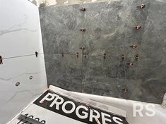 Укладка керамогранита 60×60 в ванной.
Тщательно выровнял поверхность, нанёс клей и уложил плитку.