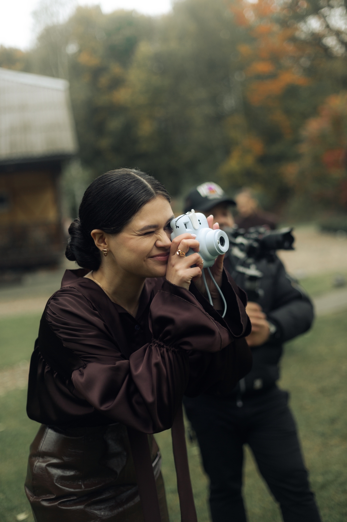 Свадебная фотосъёмка с гостями (3 часа). Обработка включает: цветокоррекцию, ретушь кожи (частотное разложение), тонирование в коричнево-синей гамме и наложение масок для акцентирования деталей.