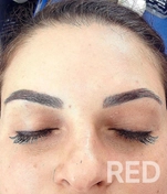 Время: 30 минут.
Процедура: окрашивание и коррекция бровей нитью и пинцетом.
Материалы: ватные диски, пинцет, нить, профессиональная краска, обезжириватель, скраб, хлоргексидин.