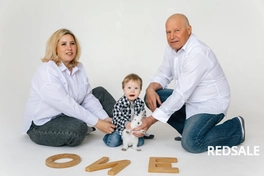 Семейная фотосессия на 1 год в студии. Возможна съемка дома и на улице.