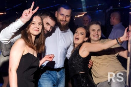 Фото со вспышкой в клубе в предновогоднюю ночь.