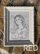 Портрет выполнен по индивидуальному заказу в формате признания. Работа выполнена в графической технике. Портрет оформлен в классический белый багет с декоративным рельефным орнаментом, который подчёркивает лёгкость графики и придаёт работе завершённый вид.