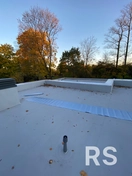 На фото — процесс монтажа плоской кровли с использованием ПВХ-мембраны. Уложил мембрану на подготовленное основание, обеспечив герметичность и долговечность.