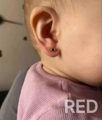 Прокол ушей ребёнку с использованием гипоаллергенных серёжек, выполнен по всем стандартам безопасности и гигиены.
Процедура проведена с применением профессионального инструмента для прокола и антисептической обработки.