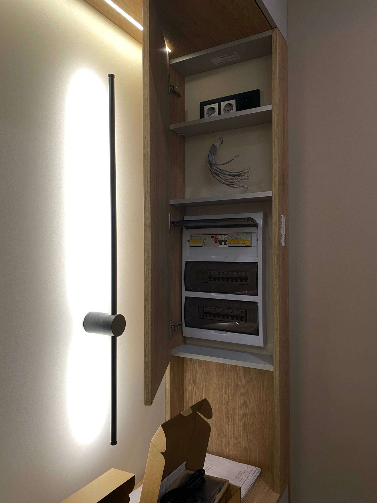 Завершающий этап, подключение светильников, проверка работоспособности электроснабжения, подключение коммутатора интернета.