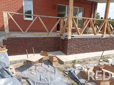 Сначала была произведена штукатурка цоколя для выравнивания поверхности, после чего выполнена облицовка декоративным камнем. Для фиксации элементов и заполнения швов использовался специализированный клей и затирка на эпоксидной основе.