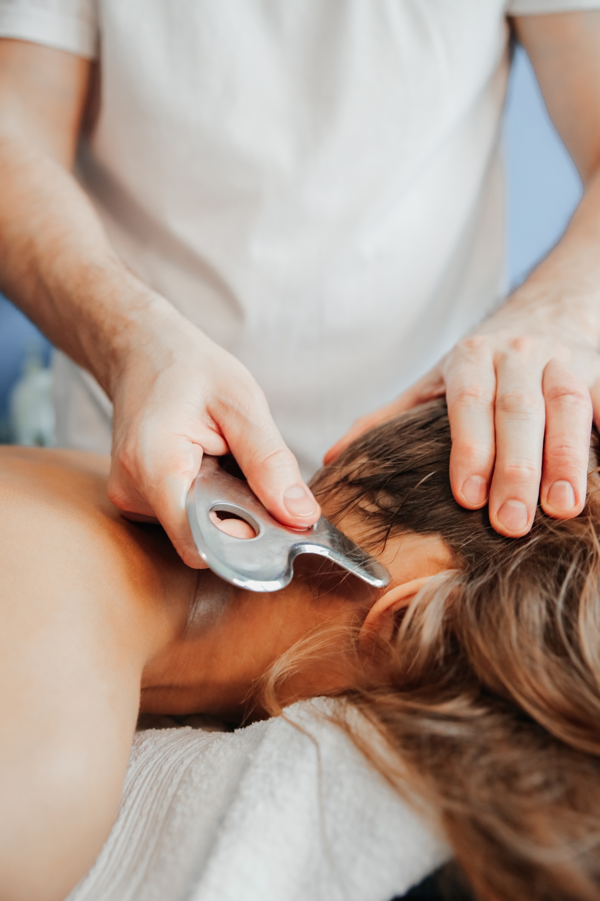 Использовал скребок Гуаша и масло. Выполнял технику вдоль лимфотока по задней и боковой поверхности шеи. Добивался разогрева тканей и оттока лишней жидкости.