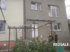 Устройство навеса под кровлю из поликарбоната. Использованные материалы: металлическая конструкция для прочности, поликарбонат для защиты от осадков и создания естественного света.