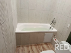 На фото показан ремонт ванной: укладка плитки 60/30 см, установка ванны, унитаза и смесителя в современном стиле.
Плитка уложена ровными рядами с использованием клеевого состава.
Сантехника смонтирована с герметизацией швов для защиты от протечек.