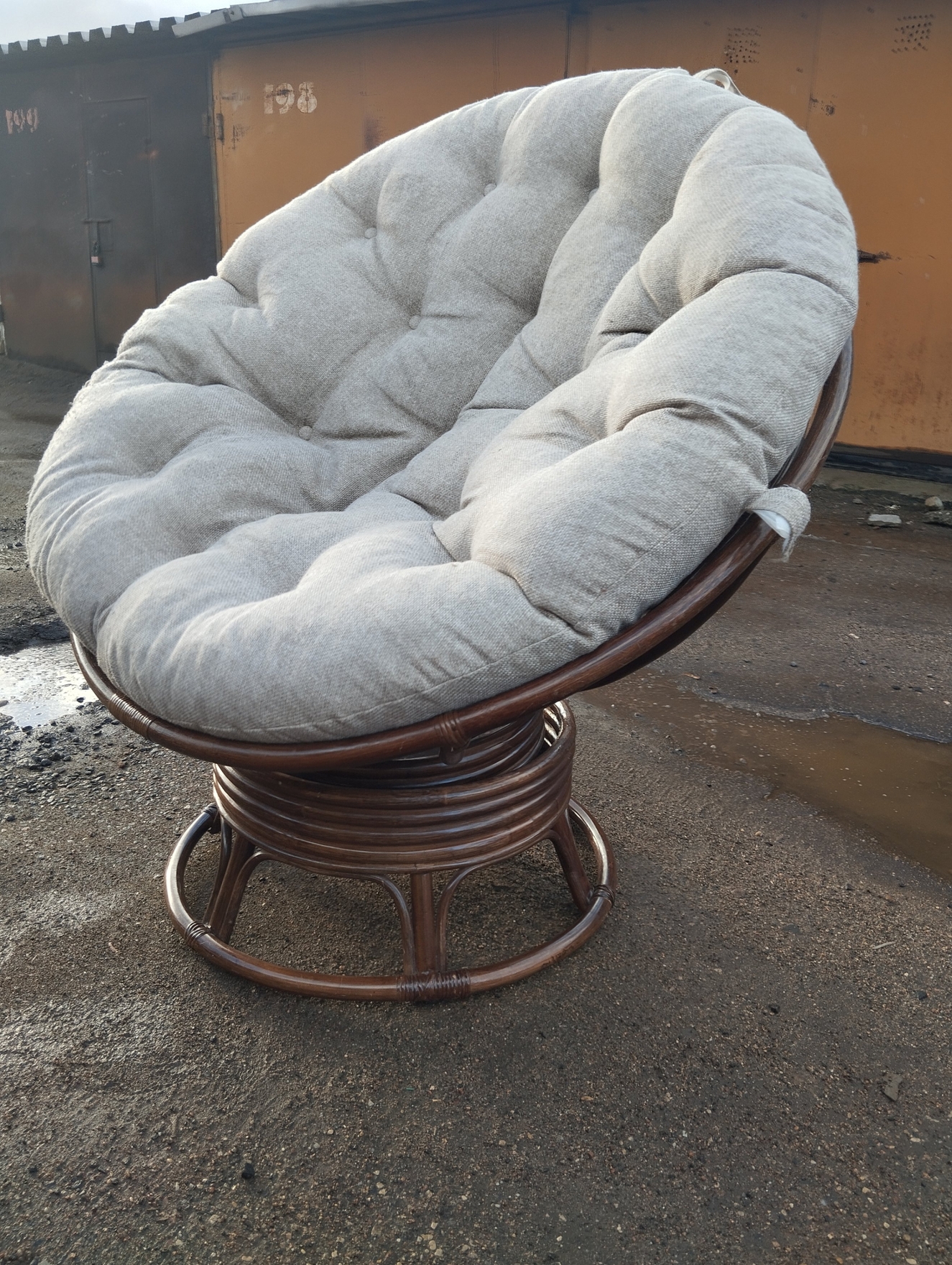 Произведен ремонт кресла из натурального ротанга.