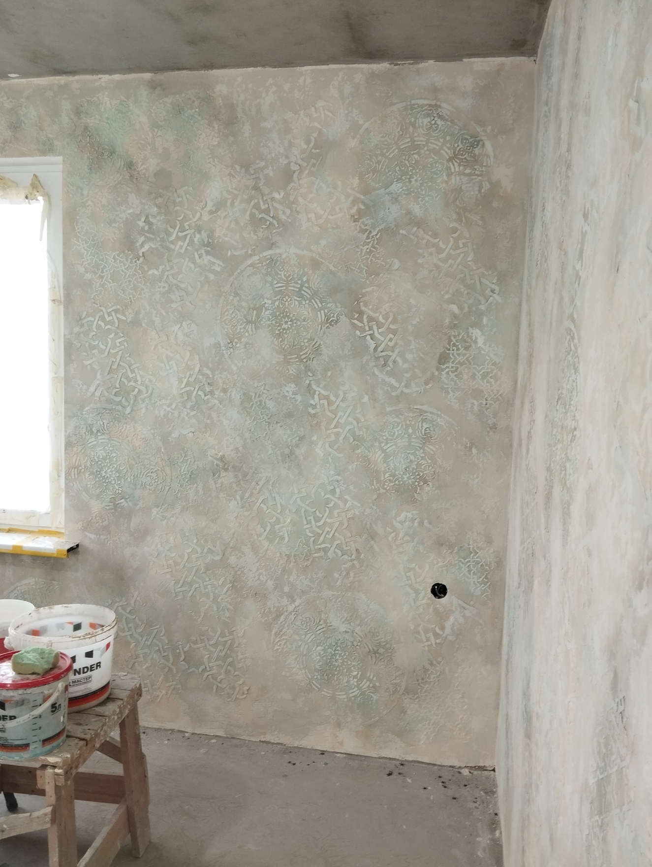 Акцентная стена, трафаретная техника изготовлена из декоративной штукатурки, с росписью и поталью.