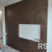 Для ТВ-зоны использовал сланцевый слаб форматом 1220×610 мм, что добавило интерьеру фактуры. Все плиты заусованы под 45 градусов для идеальных стыков на углах. Поверхность обработана защитной пропиткой, швы аккуратно затерты в цвет камня.