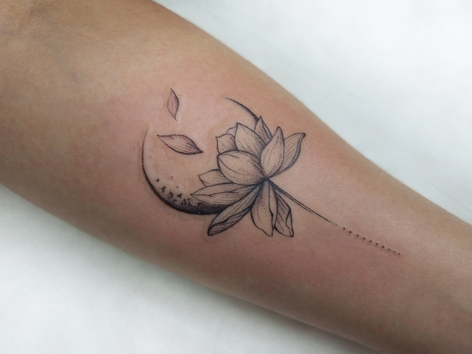 Тату для девушки сделанное в максимально тонких линиях.