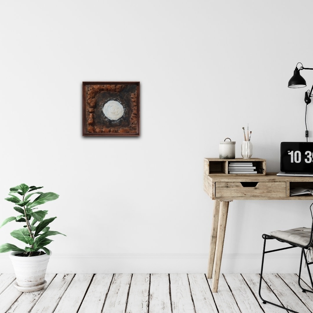 Картина " Проявление". 
Сочетание грубой, фактурной рамы и гладкого светового круга символизирует противопоставление материального и духовного, внешнего и внутреннего.