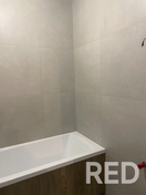 Штукатурка санузла с выведением углов 90°.
Монтаж акриловой ванны.
Установка экрана для ванны с нишей для ног.
Монтаж скрытого ревизионного люка.
Гидроизоляция санузла.
Укладка керамогранитной плитки 60×60 см (пол/стены).
Затирка швов эпоксидной фугой.