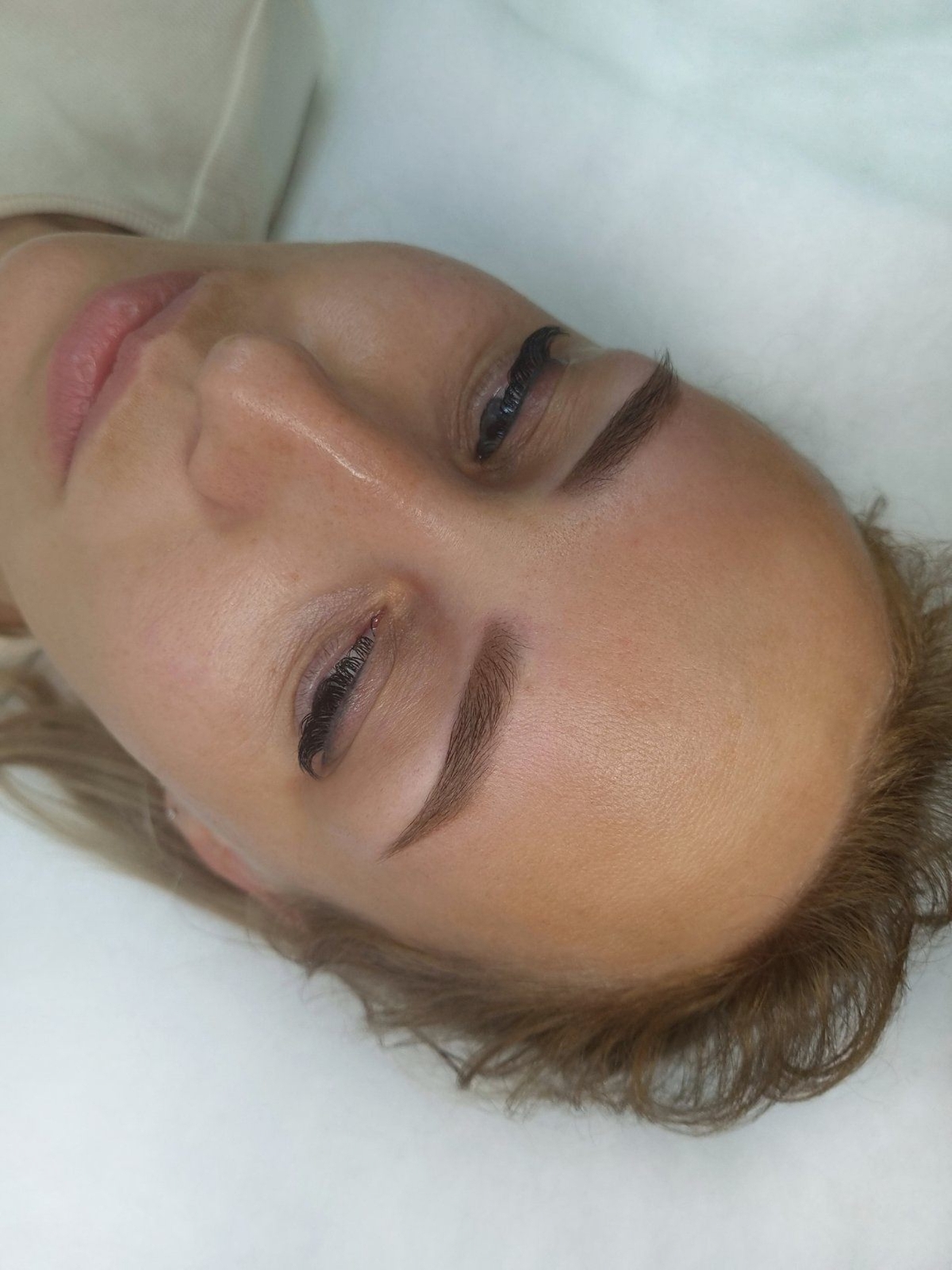 Перекрытие старого перманентного макияжа бровей после другого мастера. Так как остаток был небольшим , перекрыли в теплый тон.