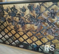 Узор из завитков (волюта) и центральная розетка выкованы вручную по эскизу.
Изделие зачищено, зашлифовано, зафиксировано матовым лаком.